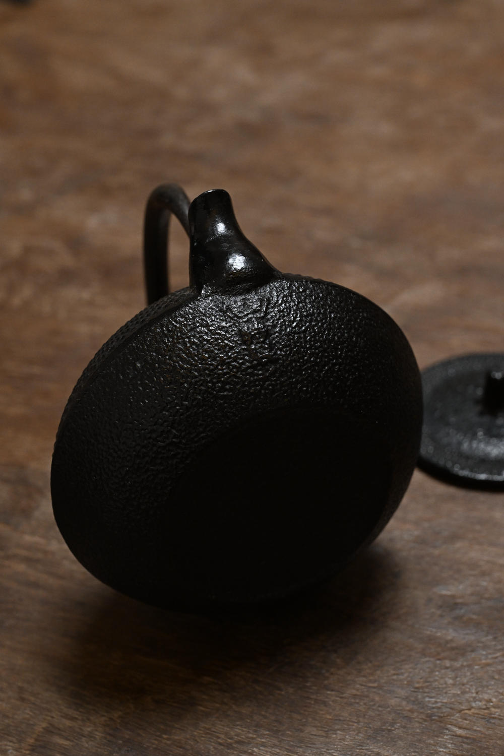 K406]=日本南部砂铁壶文秀堂制霰纹小铁壶=