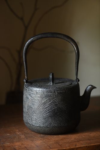 鉄瓶　秋草紋　茶道具　蕪山作　送料込み250831 塗茶杓 秋草蒔絵・紅葉流水蒔絵 | 佐々木麗峰/ササキレイホウ